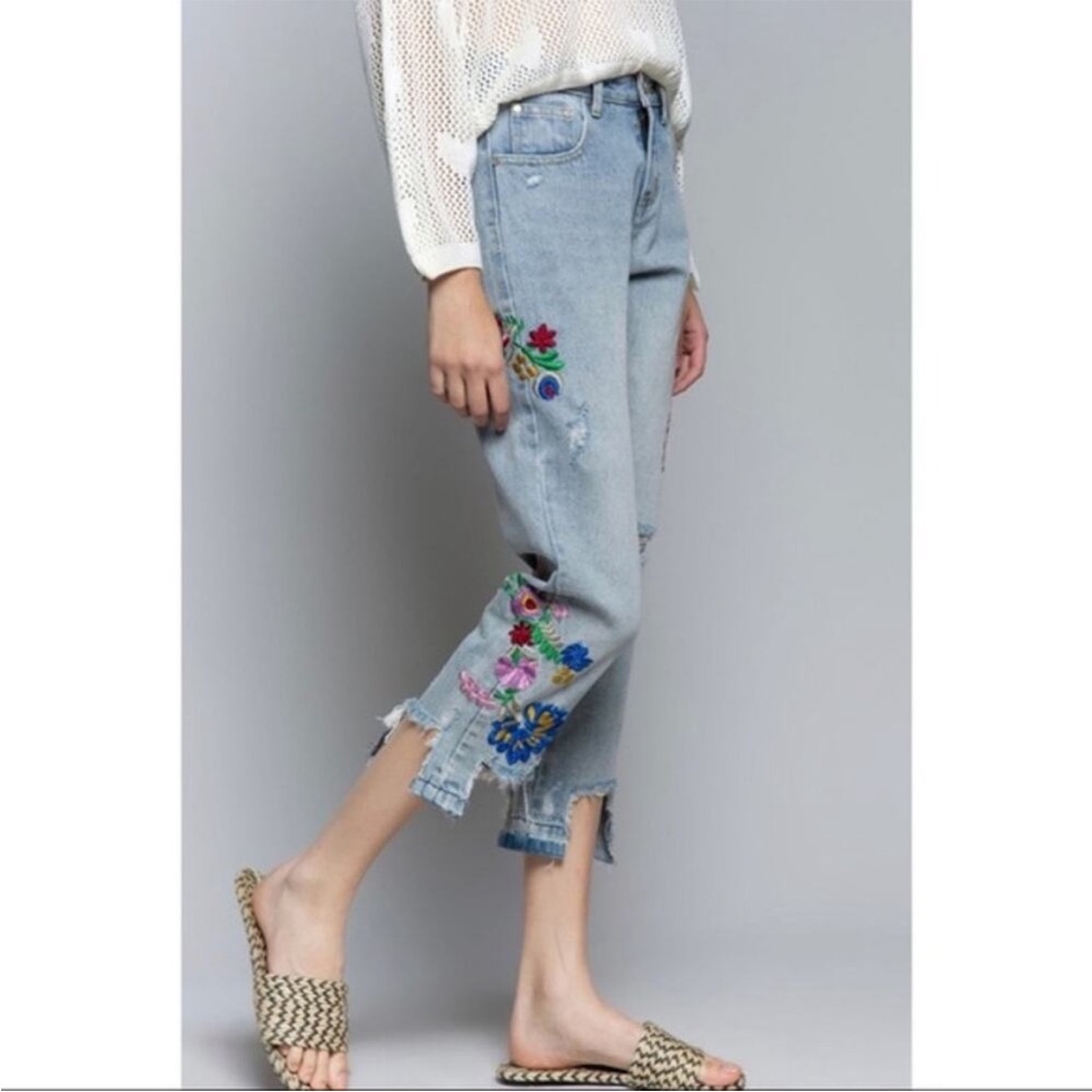 SALE!!!!!! NWT Floral Embroidered Light Denim Jeans - Picture 2 of 10